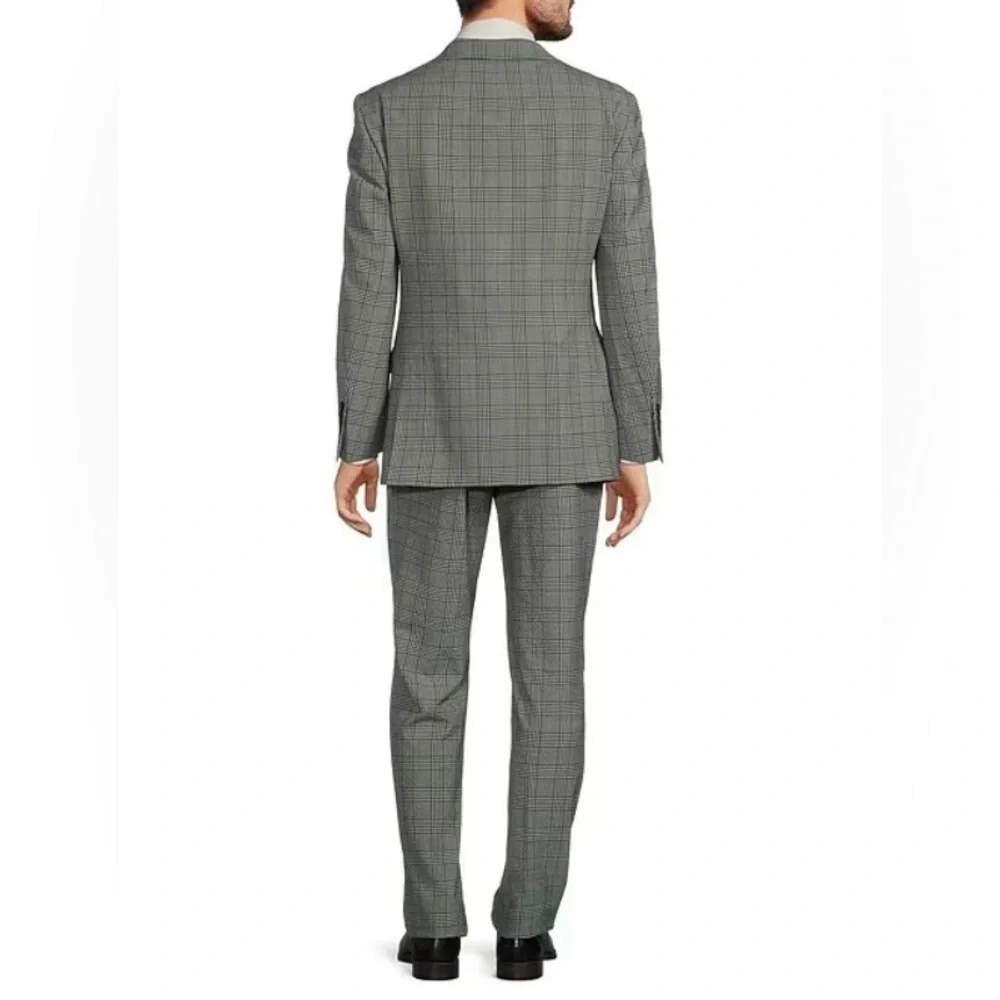Hickey Freeman Classic two piece suit, 100% Wool like new, pants no pleats 36/30